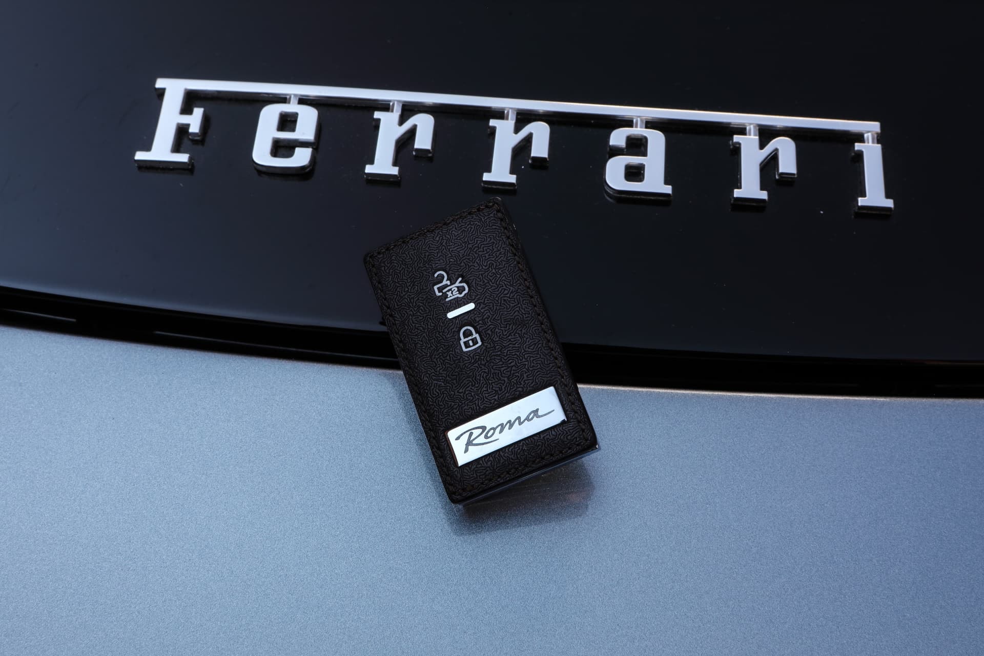 Llave del Ferrari Roma con el logo, enfoque en detalle.