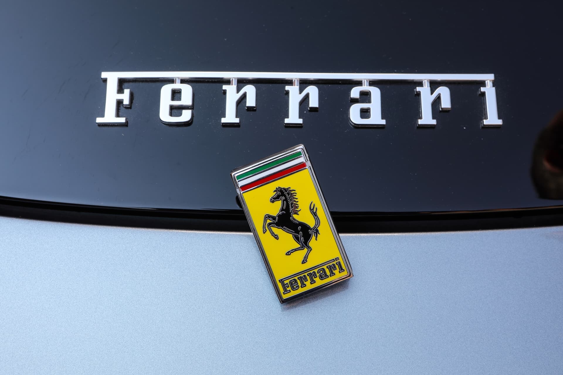 Primer plano del escudo del Cavallino Rampante del Ferrari Roma.