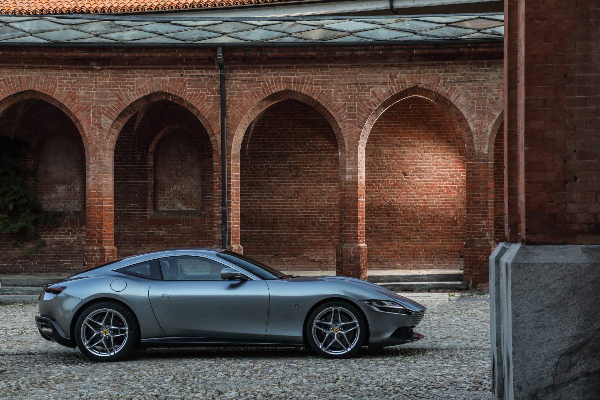 Perfil lateral del Ferrari Roma mostrando su fluidez y dinamismo.