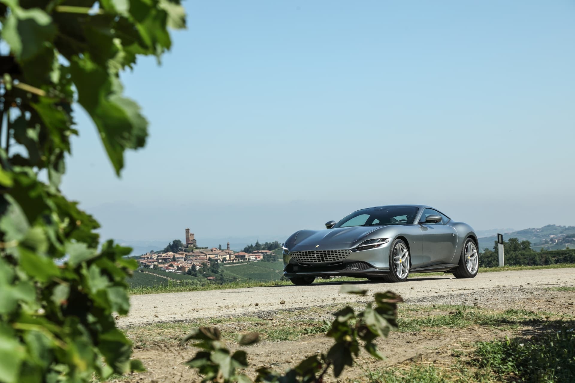Perfil lateral del Ferrari Roma frente a viñedos.