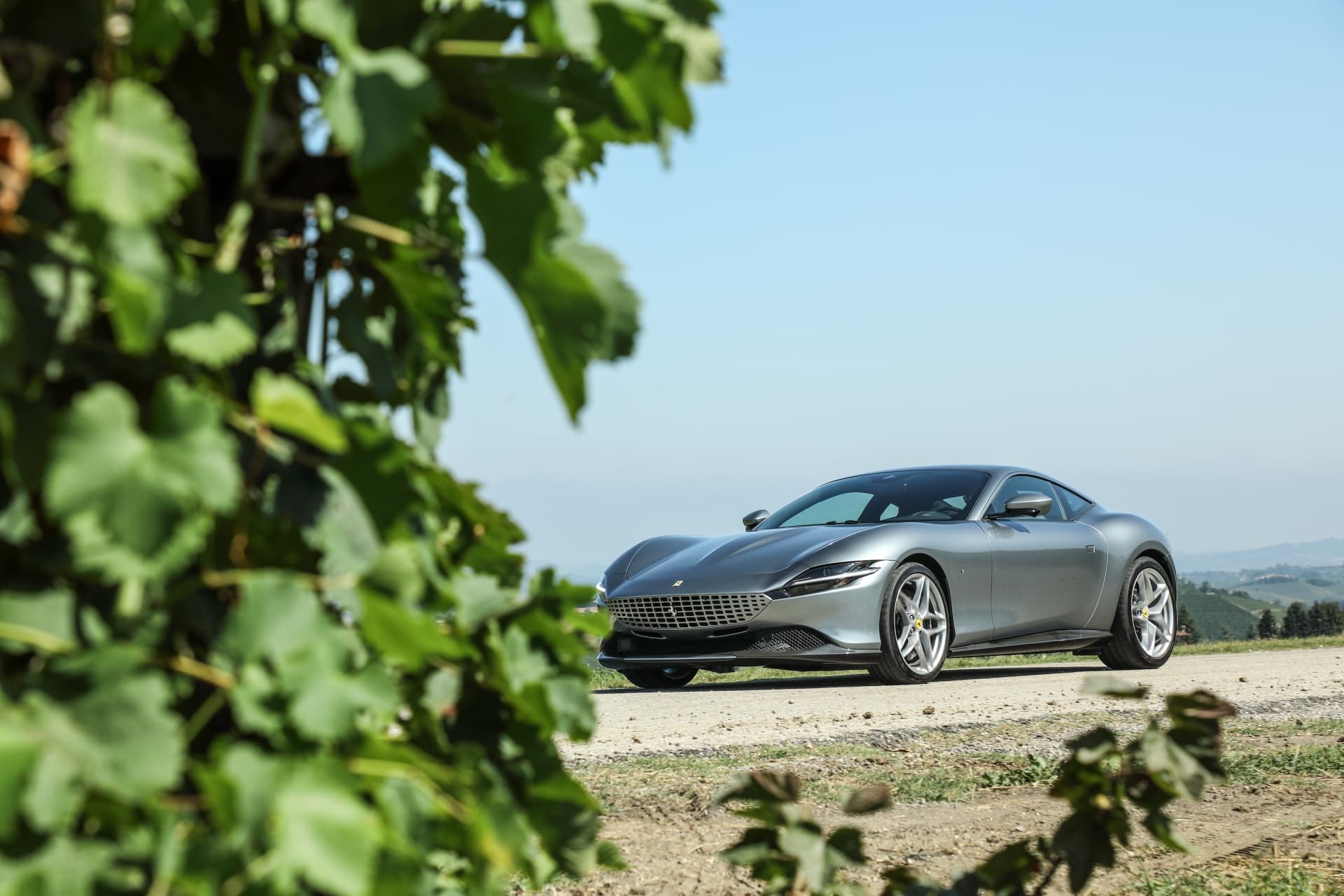 Silueta del Ferrari Roma con paisaje al fondo.