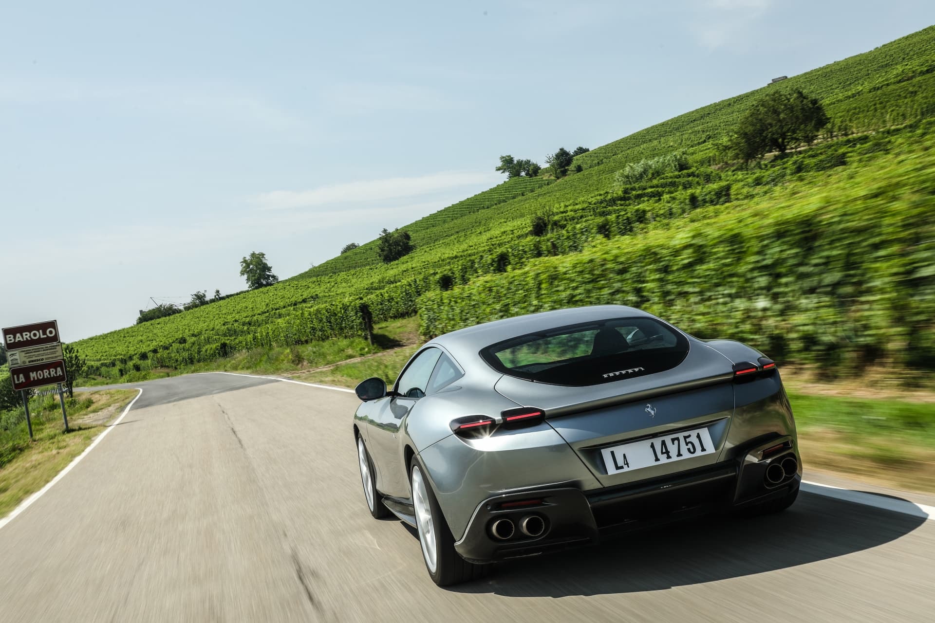 Vista trasera del Roma capturada en movimiento, resalta su aerodinámica trasera y difusor.