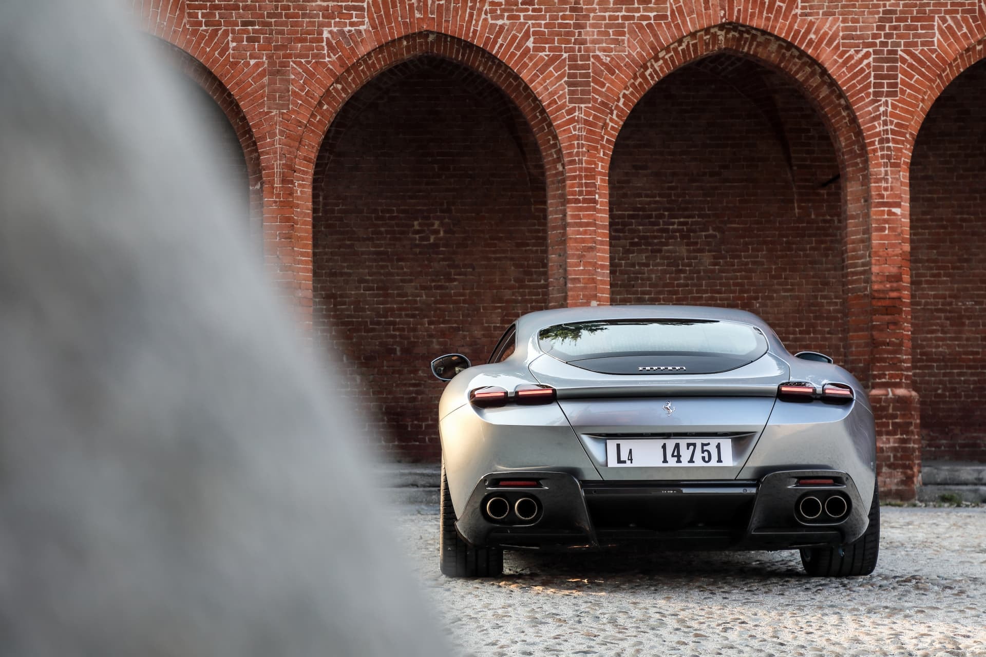 Trasera del Ferrari Roma con énfasis en la potencia y diseño de escape.