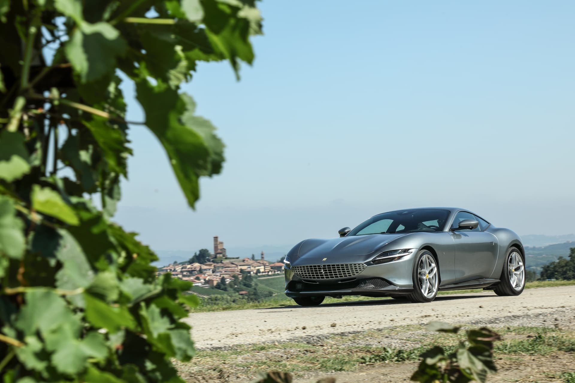 Ferrari Roma mostrando su diseño lateral elegante.