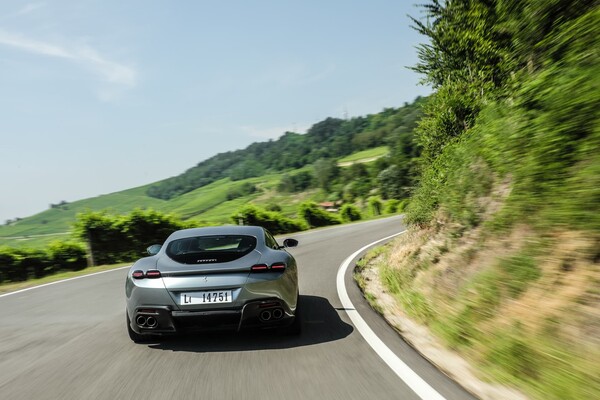 Vista trasera del Ferrari Roma destacando su poderoso diseño y escape Vista trasera del Ferrari Roma destacando su poderoso diseño y escape