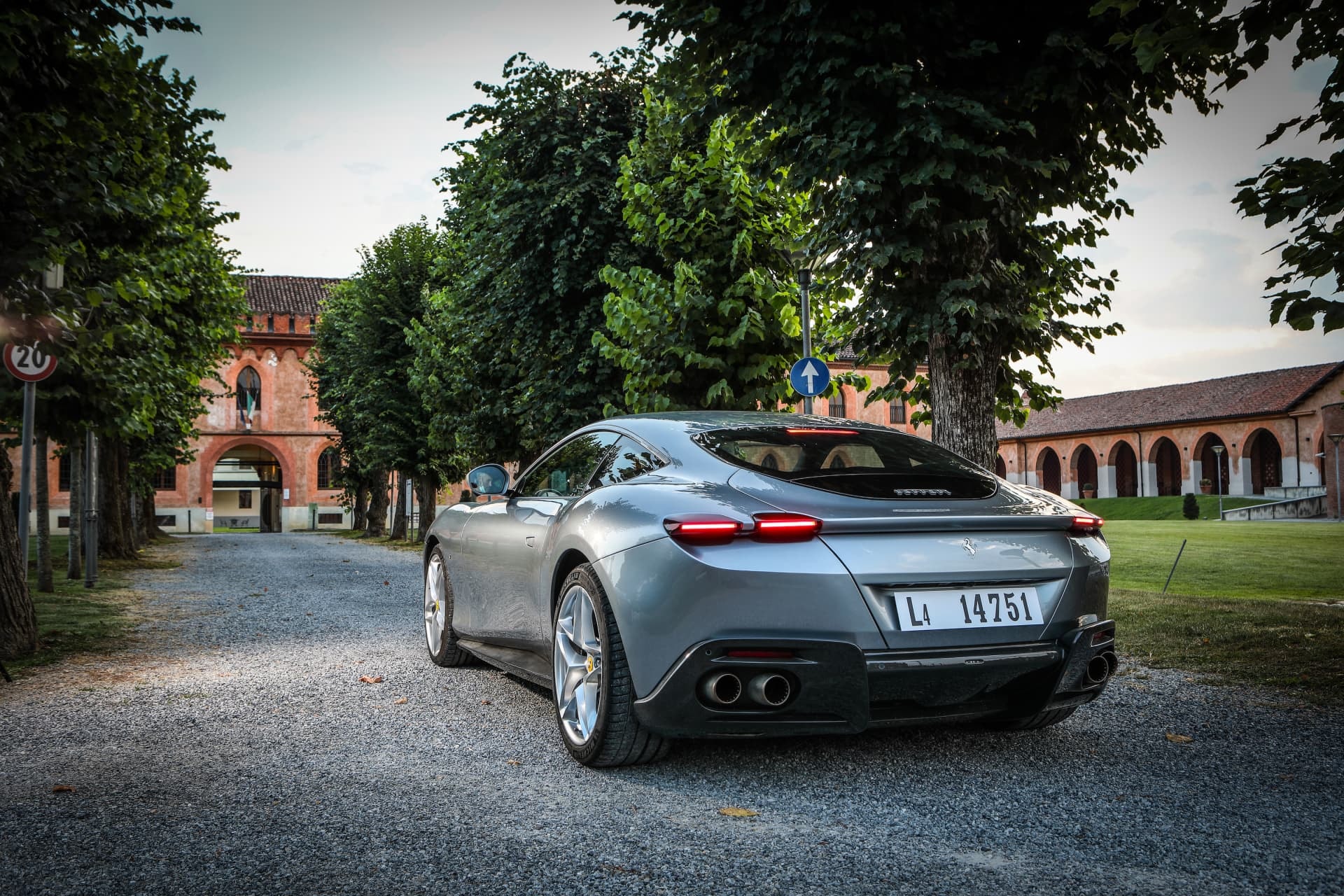 Imagen de la trasera del Ferrari Roma resaltando su musculoso diseño y ópticas únicas.