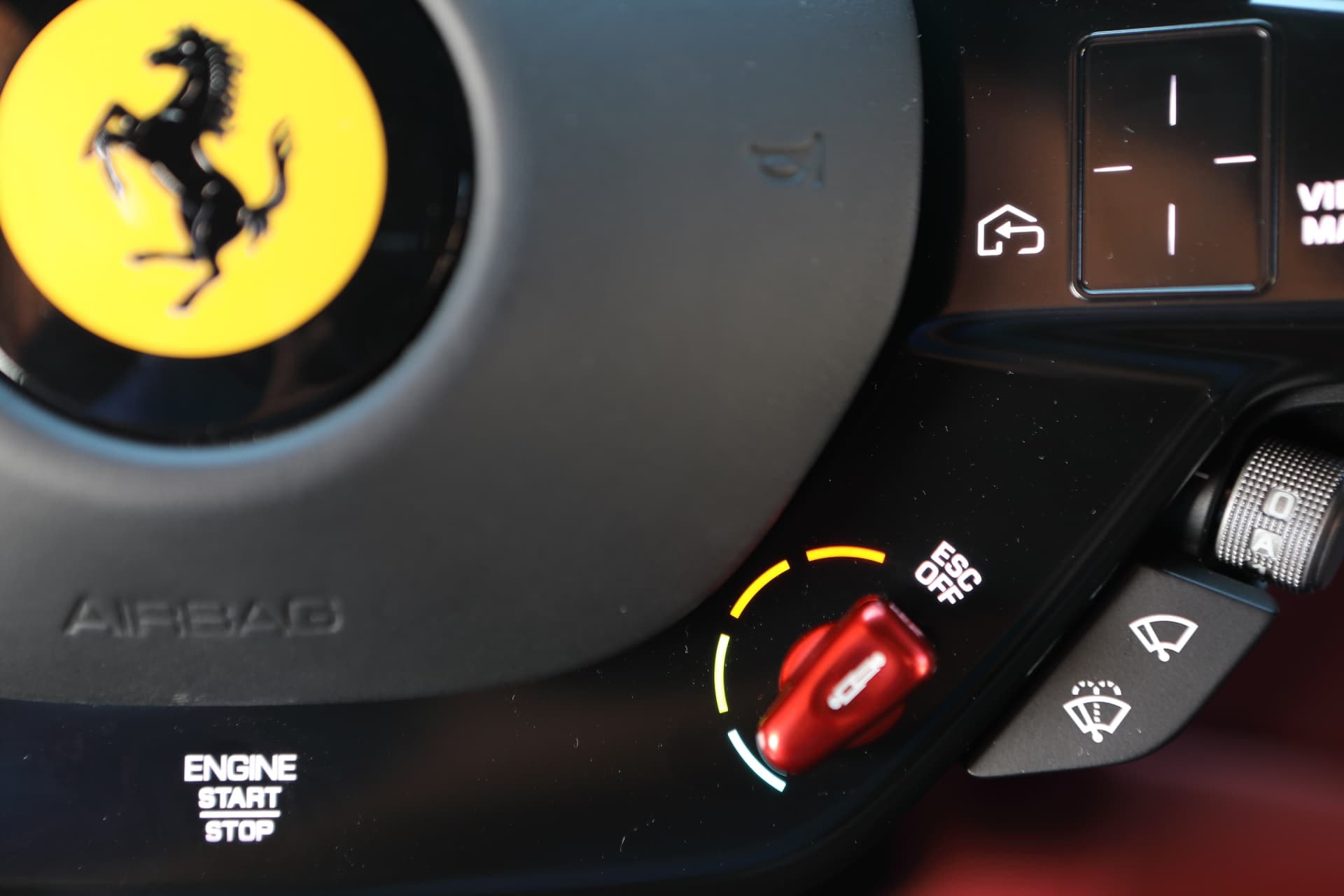 Rueda de selección 'manettino' en el volante para modos de conducción del Ferrari Roma.