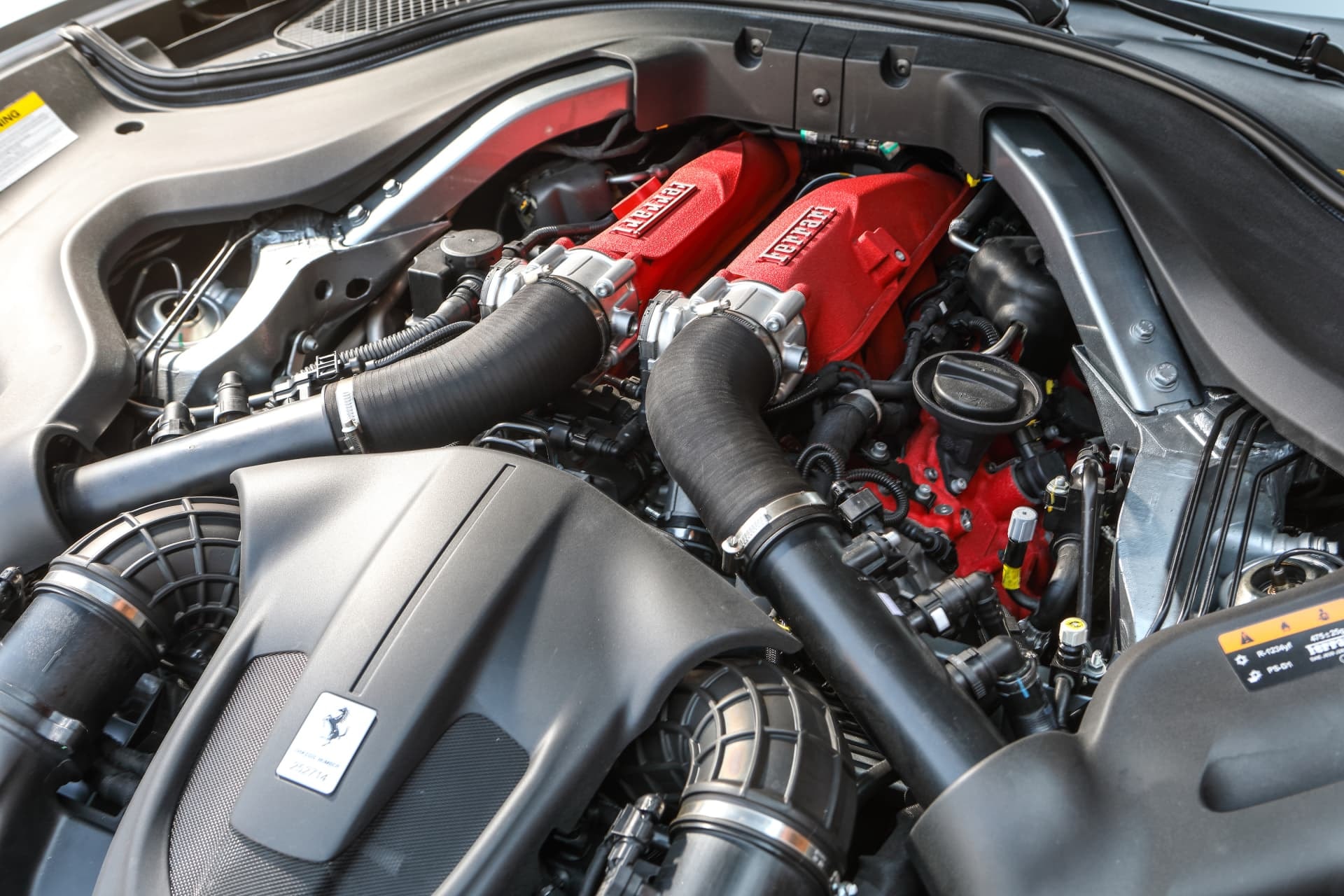 Motor V8 bi-turbo del Ferrari Roma, corazón de este gran turismo italiano.