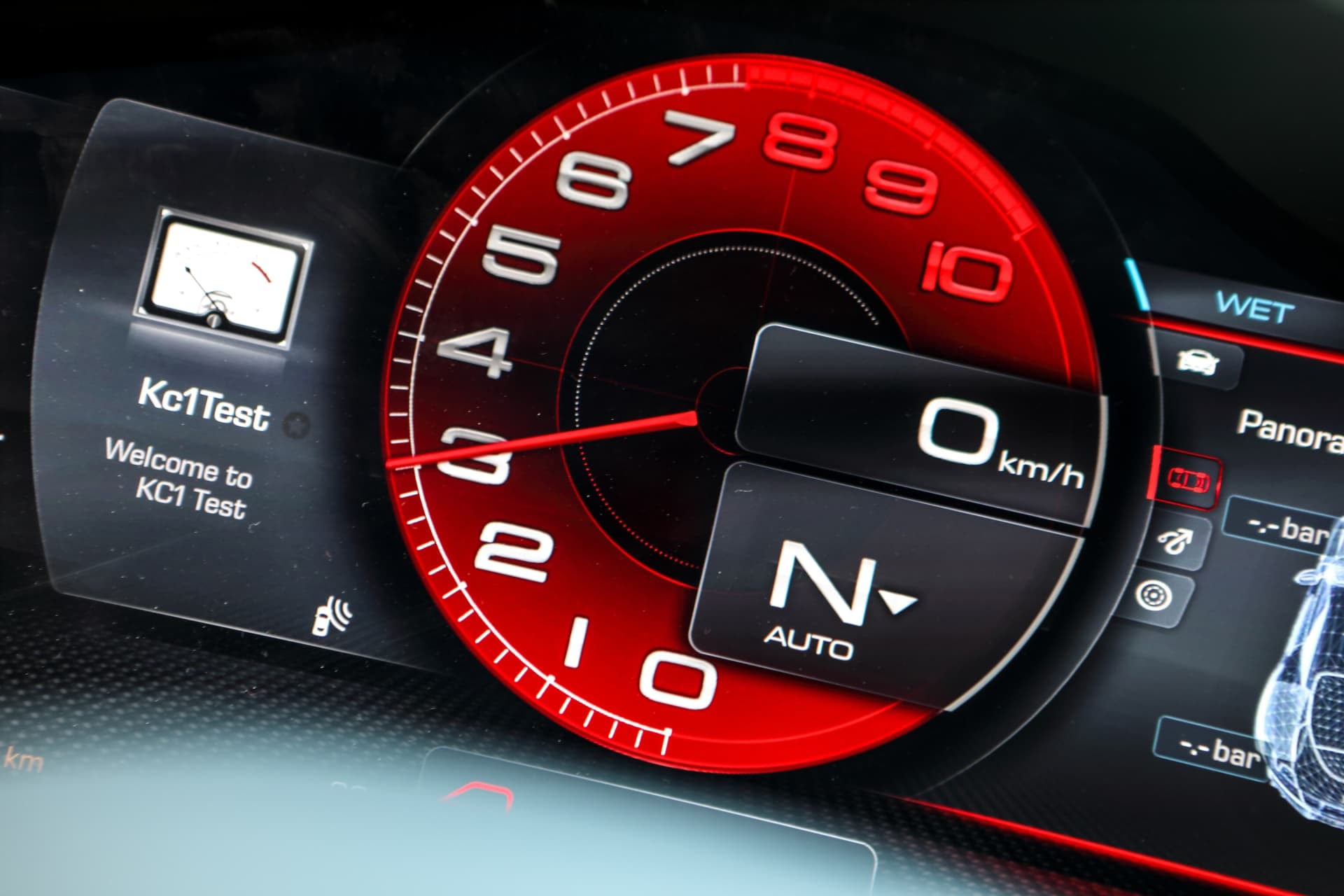 Tacómetro digital del Ferrari Roma con indicador de cambio.