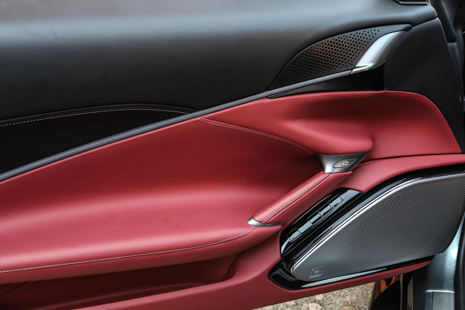 Puerta con acabado en cuero rojo mostrando el refinamiento interior del Ferrari Roma.