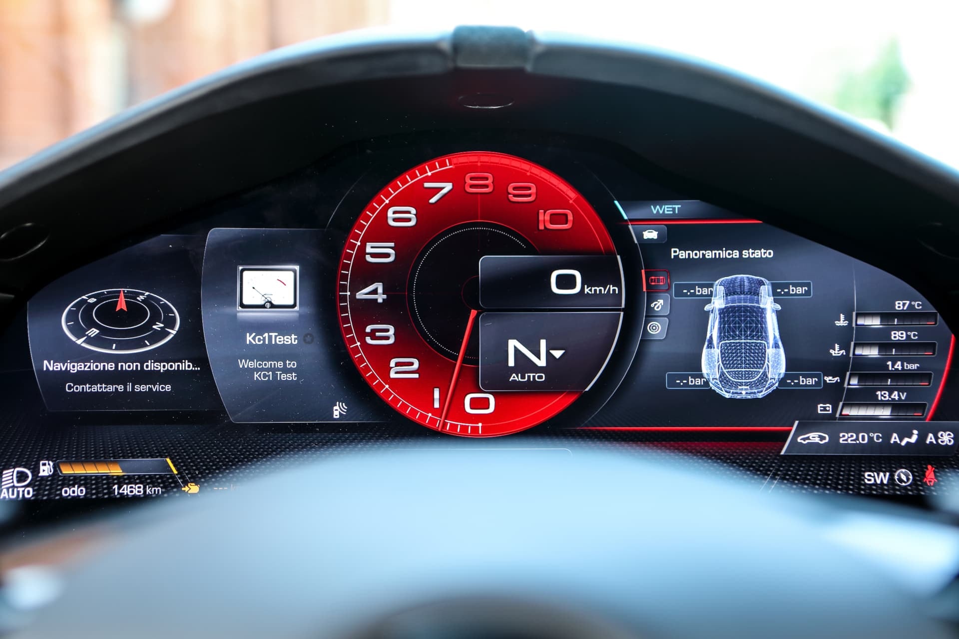 Rendimiento del motor en visualización moda 'Race' en el cuadro de instrumentos digital.