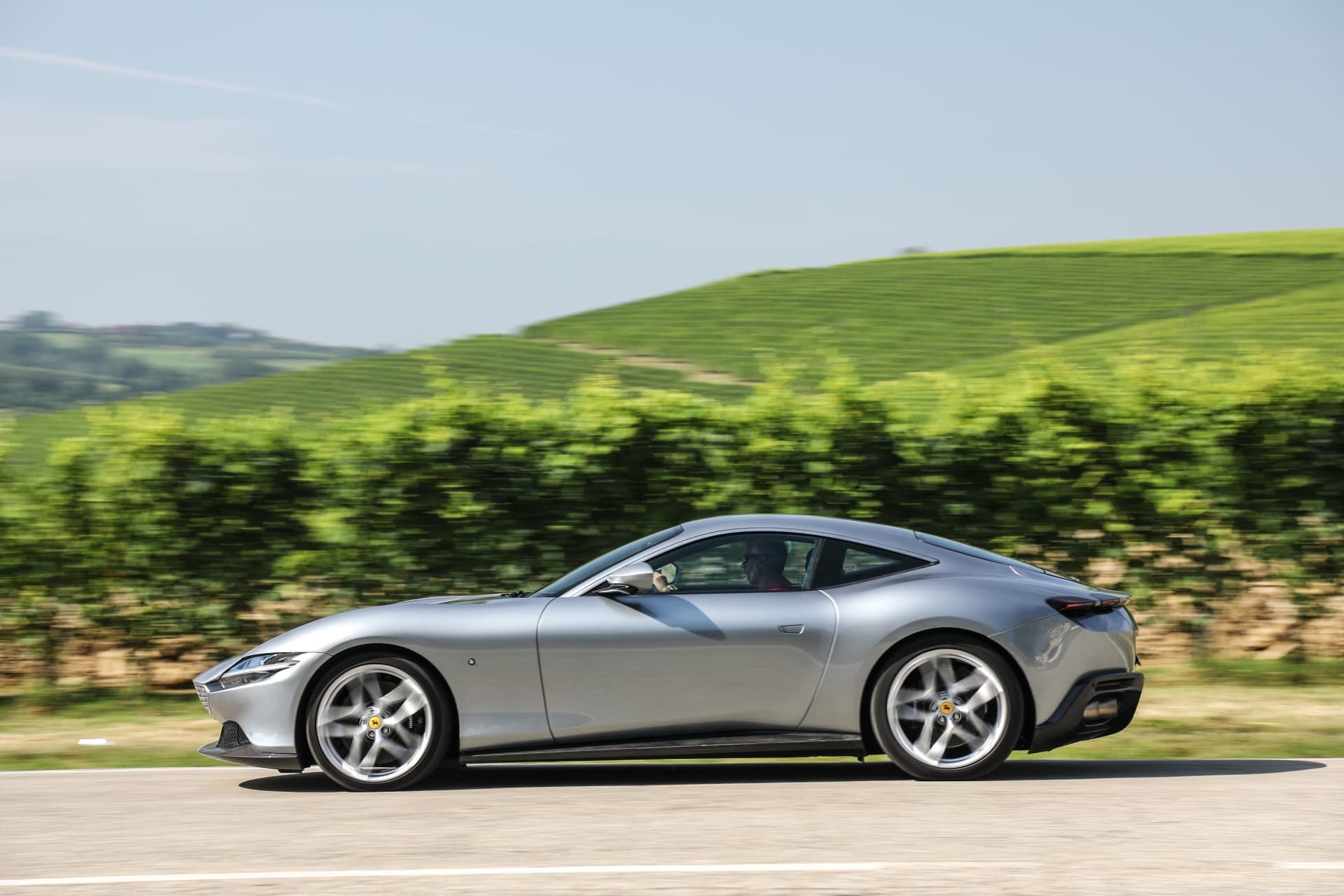 Perfil dinámico del Ferrari Roma en acción, mostrando su elegante silueta.