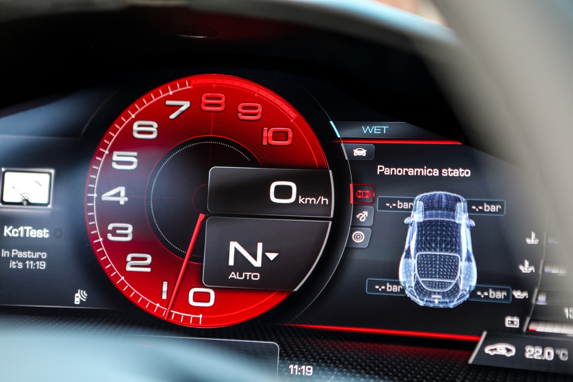 Pantalla de infotainment con visualización de datos dinámicos.