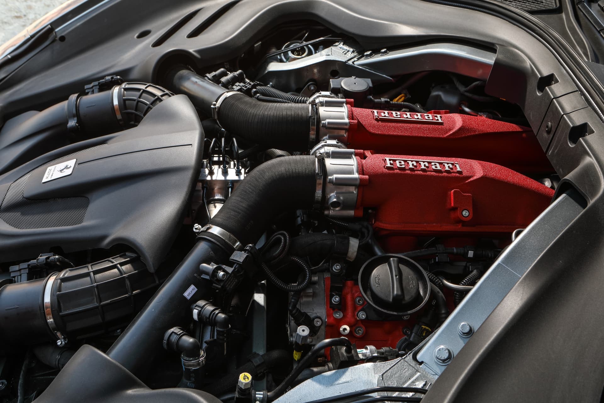Detalle del motor V8 bi-turbo en el compartimento del Ferrari Roma.