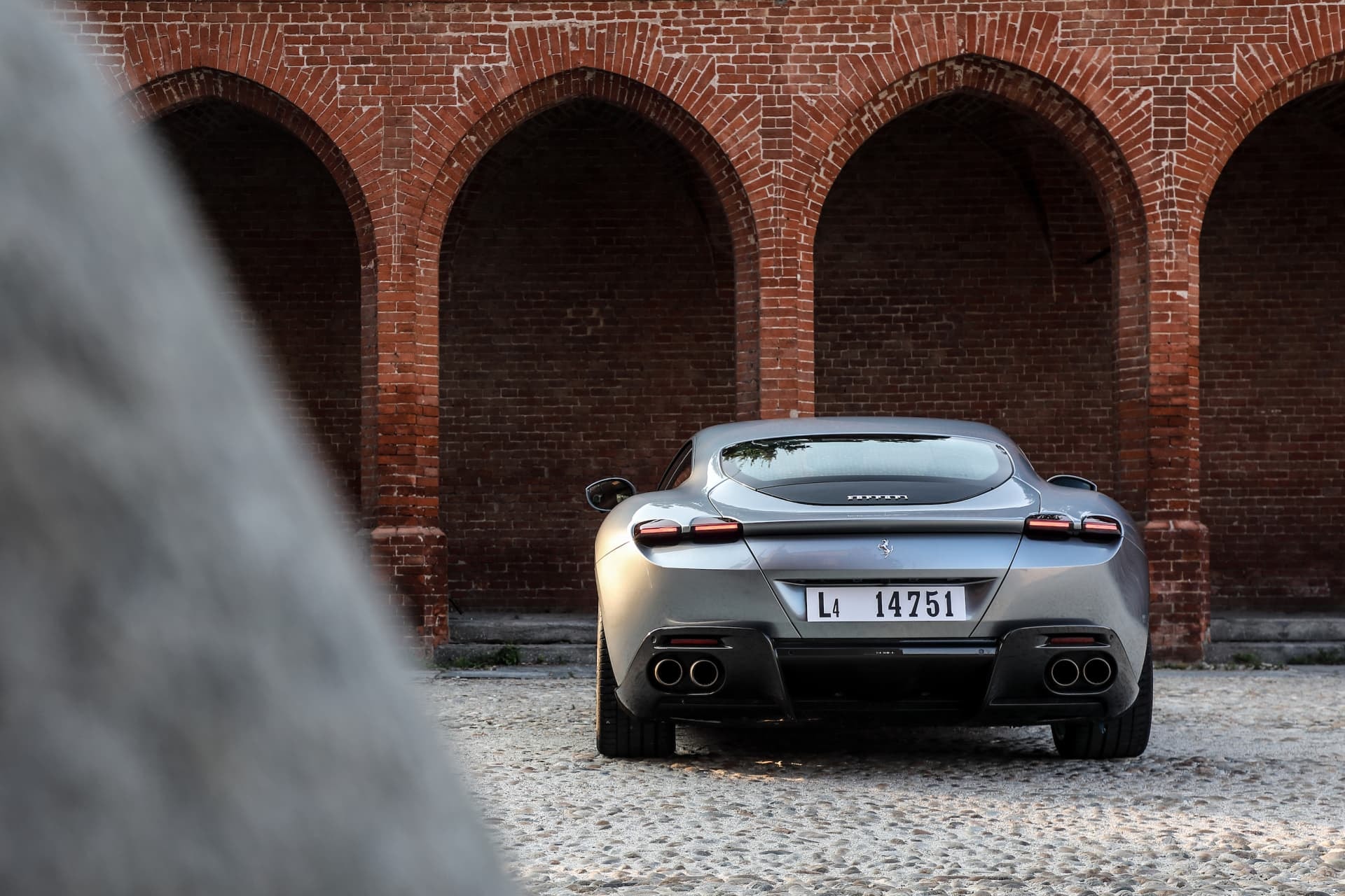 Perspectiva trasera del Ferrari Roma que muestra líneas y luces de diseño.