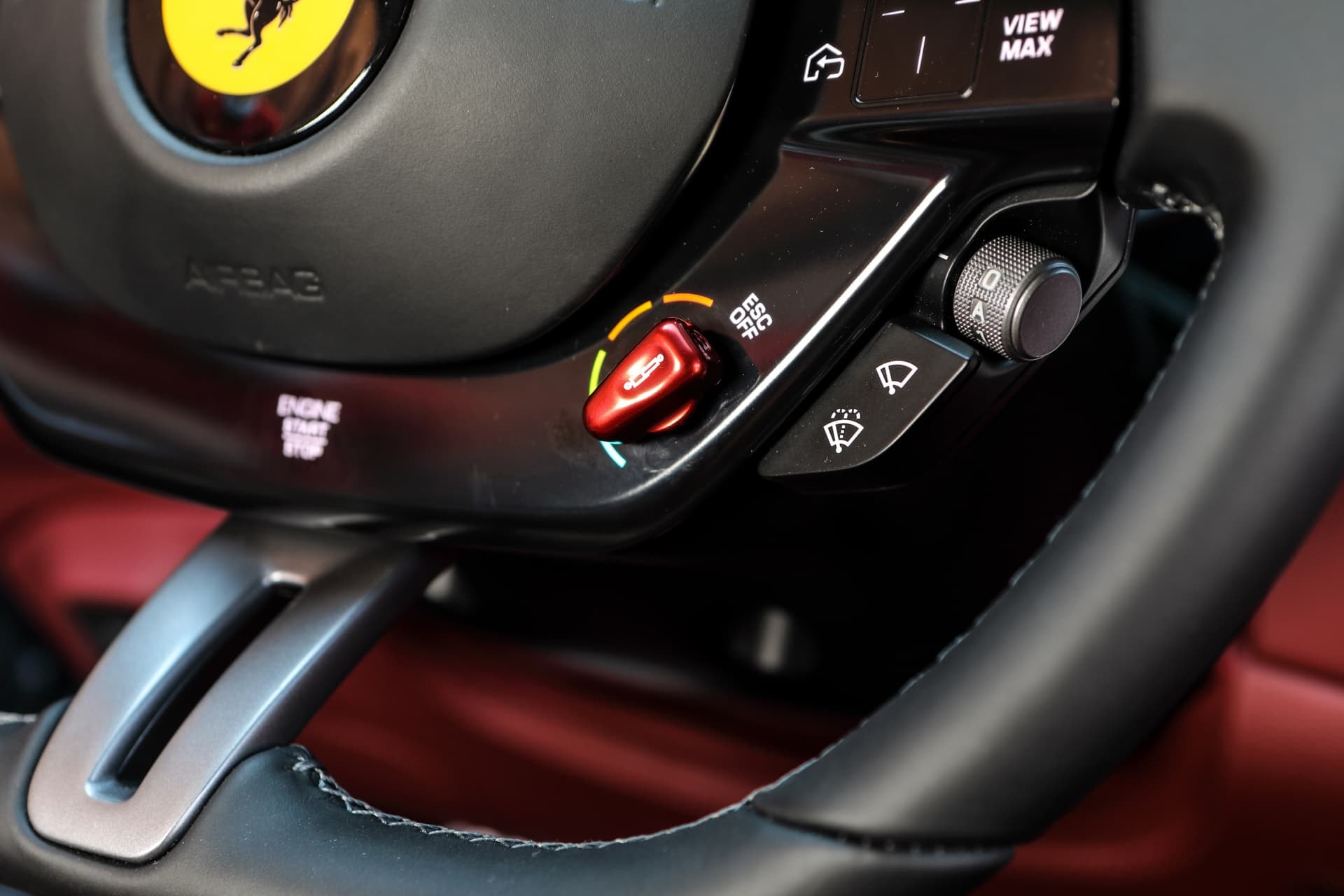 Detalle de los comandos integrados en el volante del Ferrari Roma.