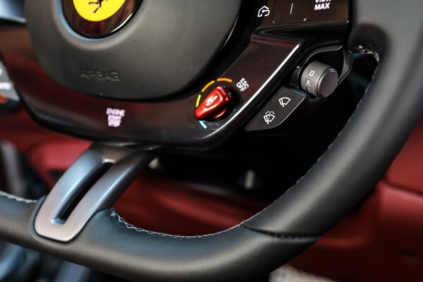 Detalle del volante y la instrumentación del Ferrari Roma con acabados premium Detalle del volante y la instrumentación del Ferrari Roma con acabados premium