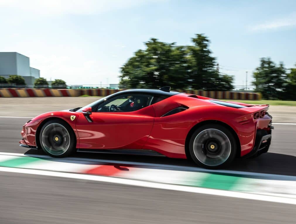 Vista lateral del Ferrari SF90 Stradale en pista, ilustrando su desempeño en carrera.