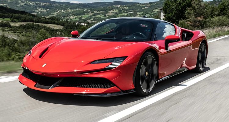 Ferrari SF90 Stradale en movimiento, vista frontal y lateral, expresando velocidad.