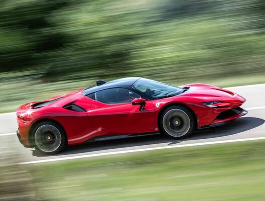 Perfil del SF90 Stradale en acción, destacando líneas aerodinámicas. Perfil del SF90 Stradale en acción, destacando líneas aerodinámicas.