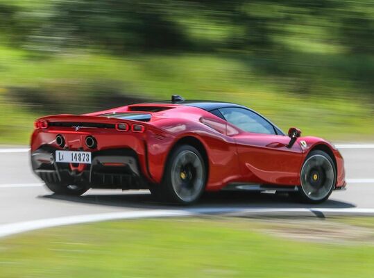 Imagen dinámica del SF90 Stradale, enfocada en la parte trasera. Imagen dinámica del SF90 Stradale, enfocada en la parte trasera.