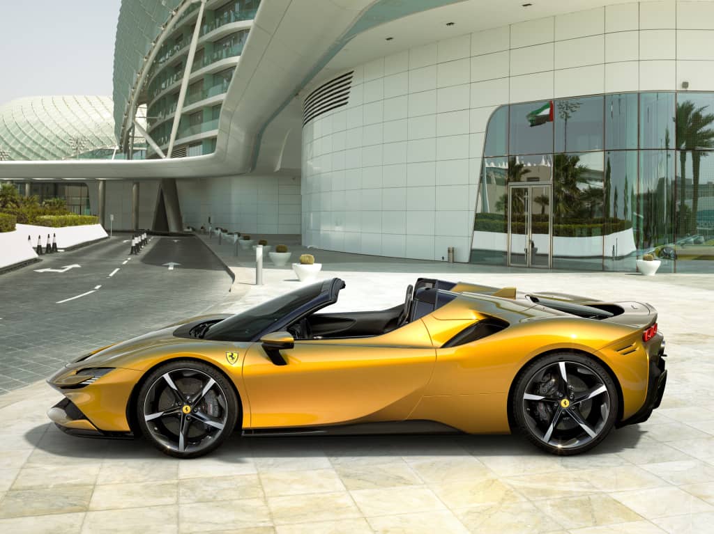 Perfil lateral del SF90 Spider apreciando sus líneas y diseño en un contexto urbano.