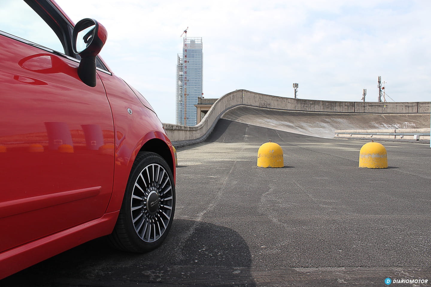 Rueda y parte de la carrocería del Fiat 500, enfocando en la llanta.