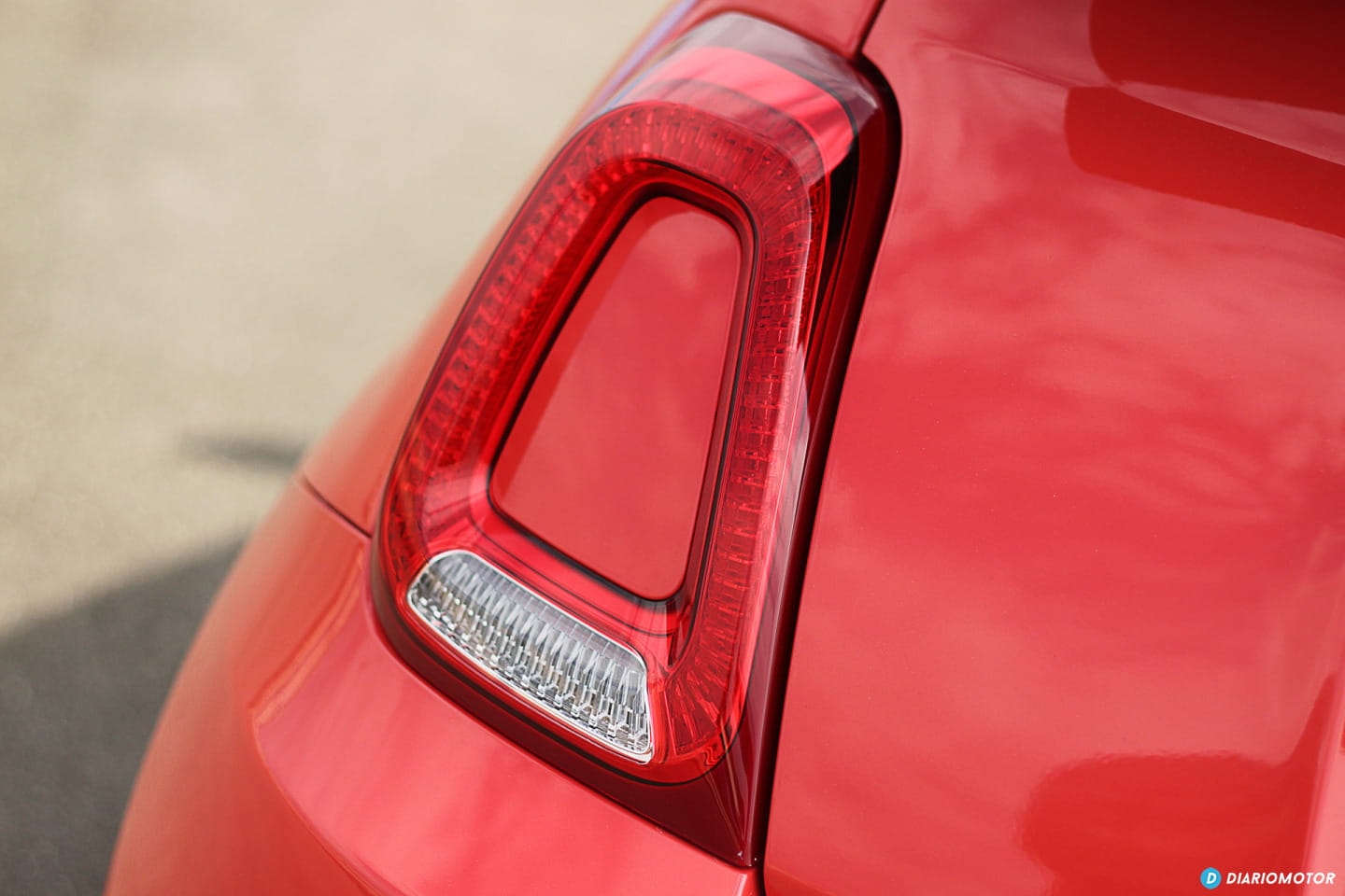 Primer plano de la luz trasera con diseño distintivo.