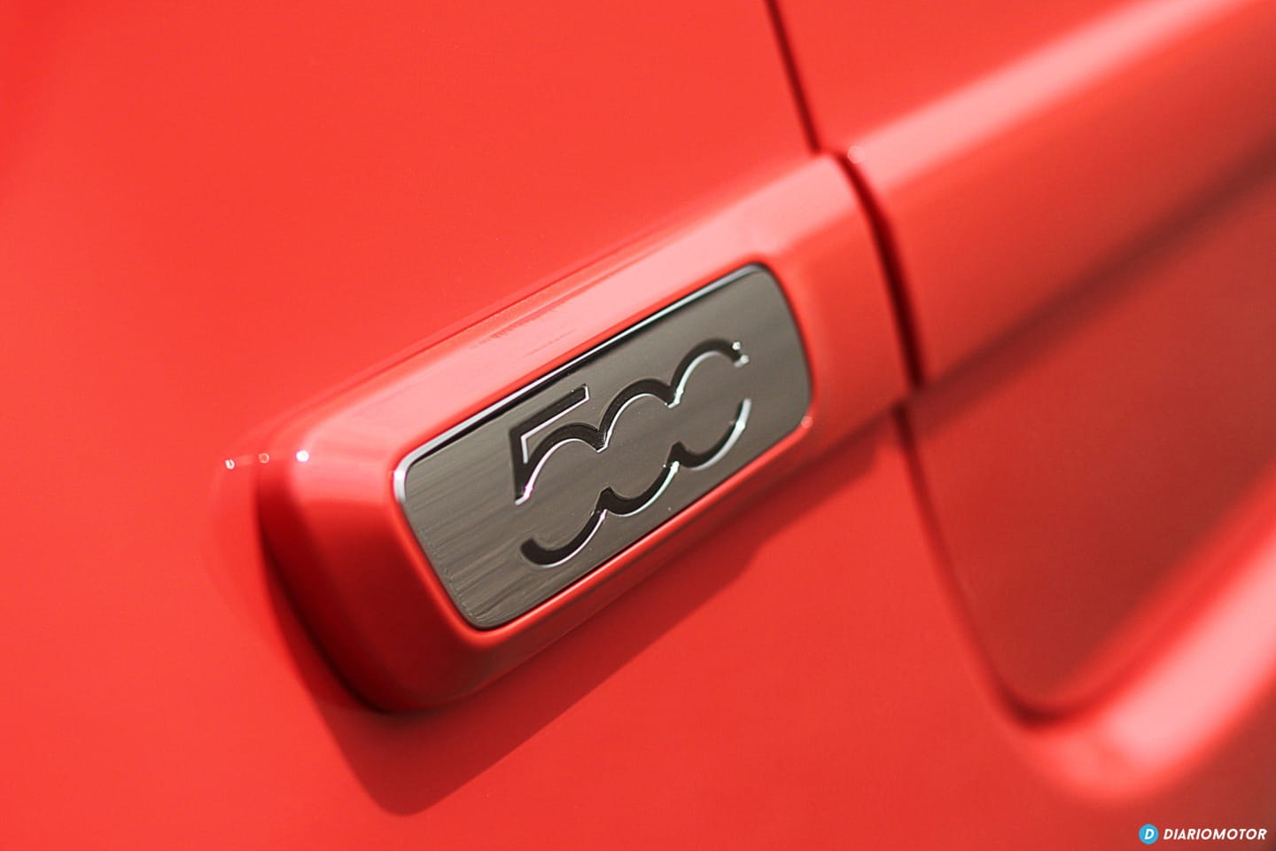 Detalle del emblema "500" en la carrocería.