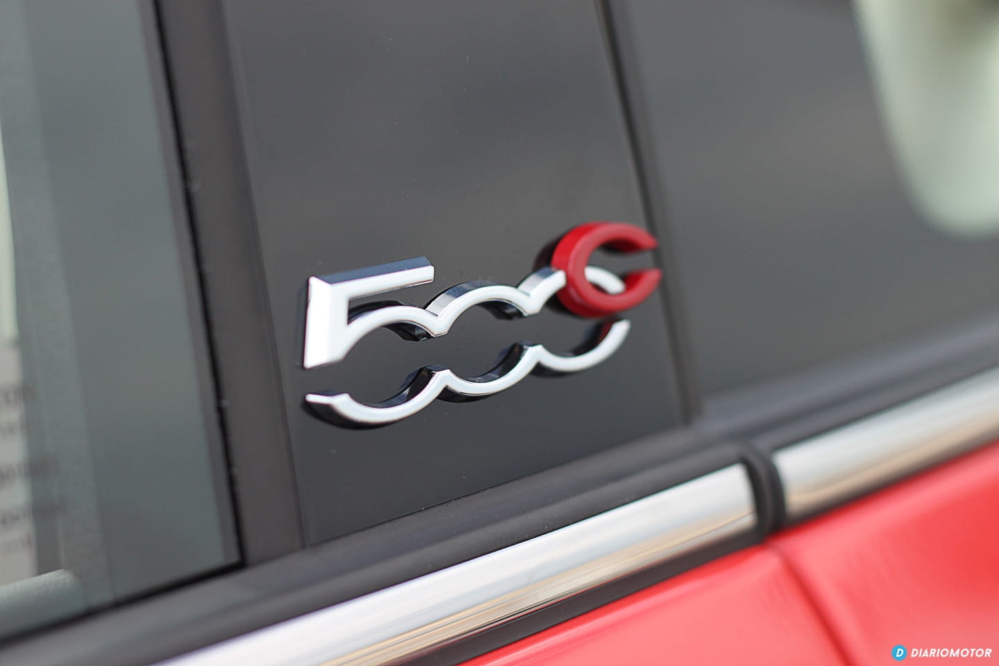 Detalle del emblema "500" con acento rojo.