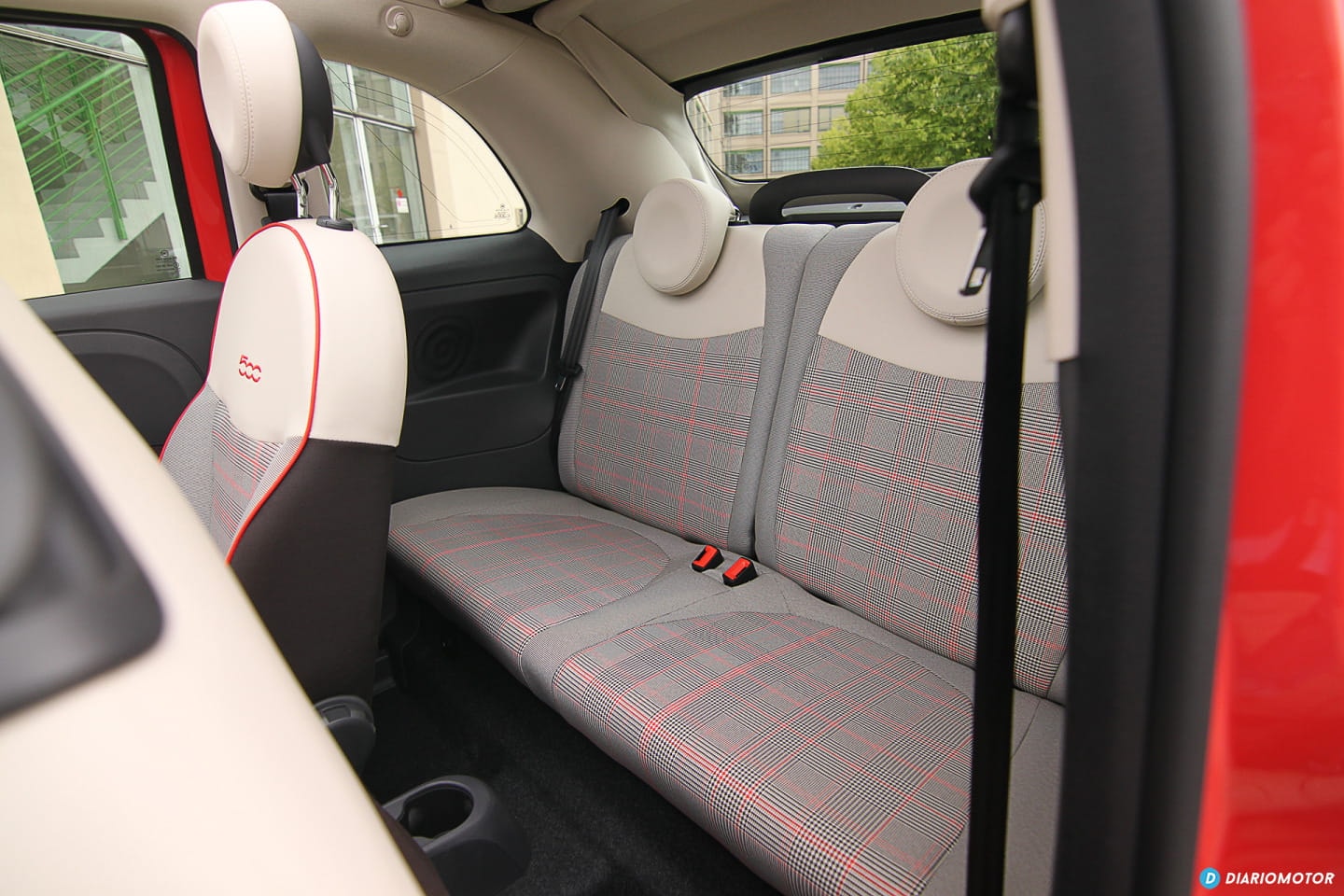 Vista del asiento trasero del Fiat 500, manteniendo el diseño de tela y colores.