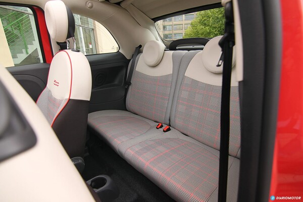 Vista del asiento trasero del Fiat 500, manteniendo el diseño de tela y colores. Vista del asiento trasero del Fiat 500, manteniendo el diseño de tela y colores.