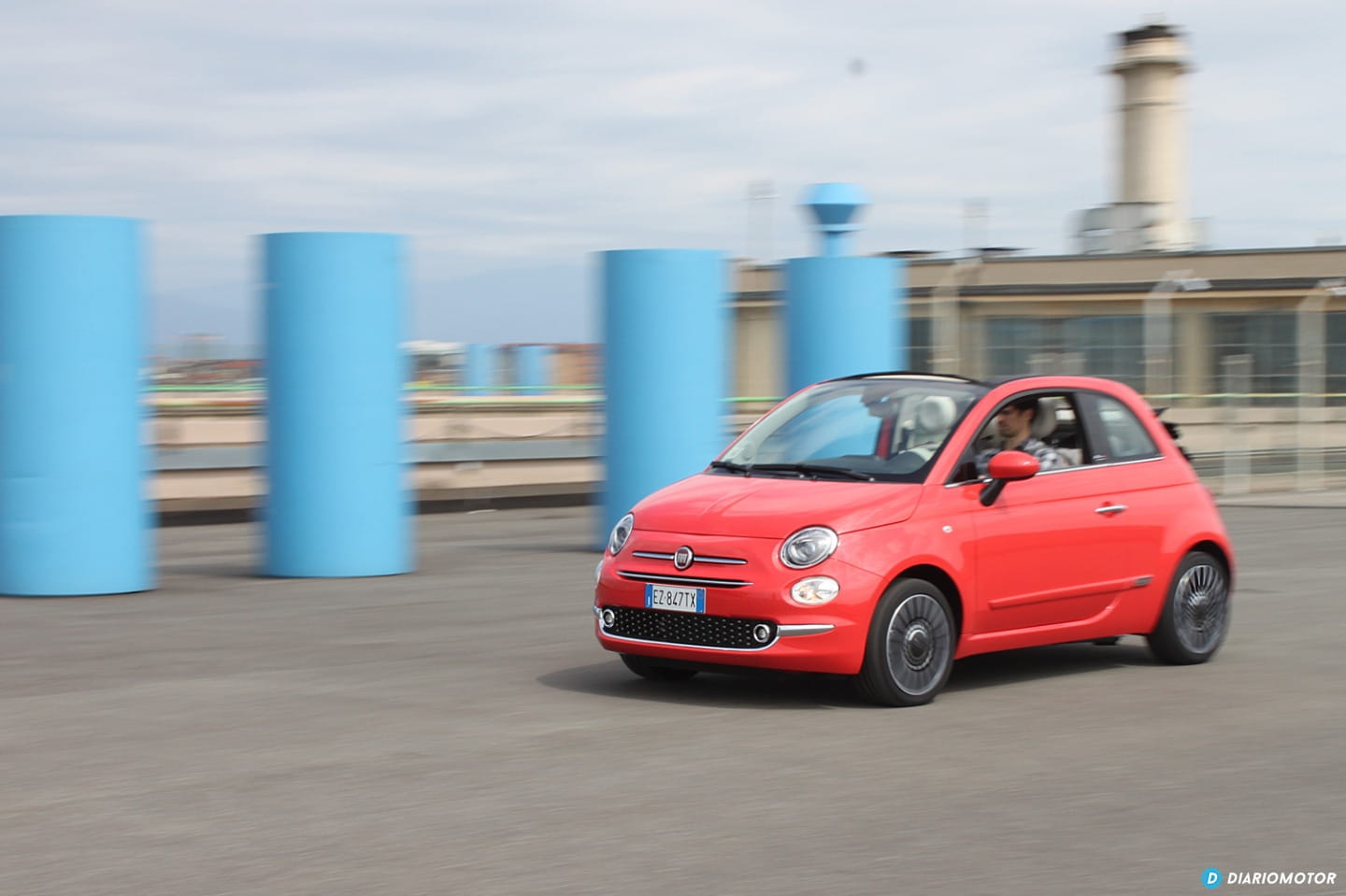 Imagen en movimiento del Fiat 500 destacando su frontal y lateral.