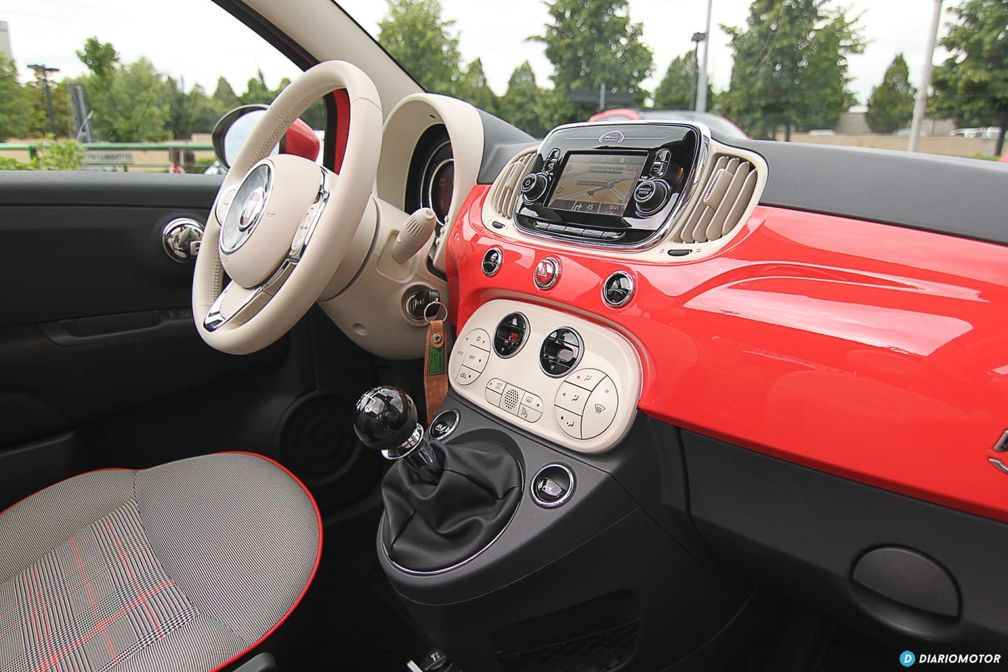 Consola central del Fiat 500 mostrando radio, controles de climatización y cambios.