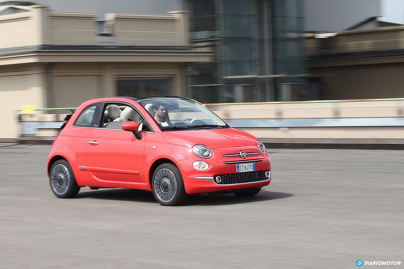 Vista lateral del Fiat 500 en acción, resalta su figura compacta.