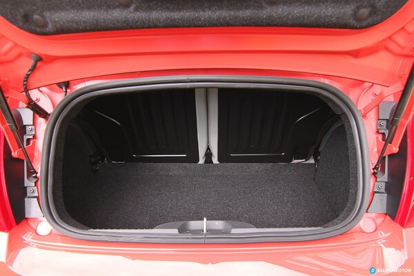 Maletero del Fiat 500, evidenciando su capacidad y acabado de tela en el interior. Maletero del Fiat 500, evidenciando su capacidad y acabado de tela en el interior.