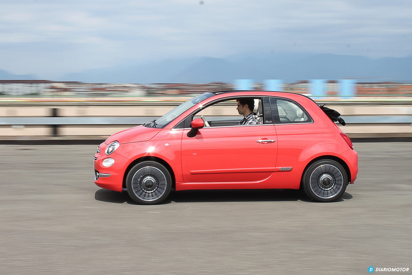 Perfil del Fiat 500 en movimiento, destacando la silueta y líneas laterales.