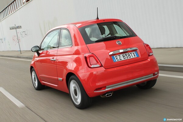 Vista trasera en ángulo del Fiat 500 en rojo, mostrando su diseño trasero compacto. Vista trasera en ángulo del Fiat 500 en rojo, mostrando su diseño trasero compacto.