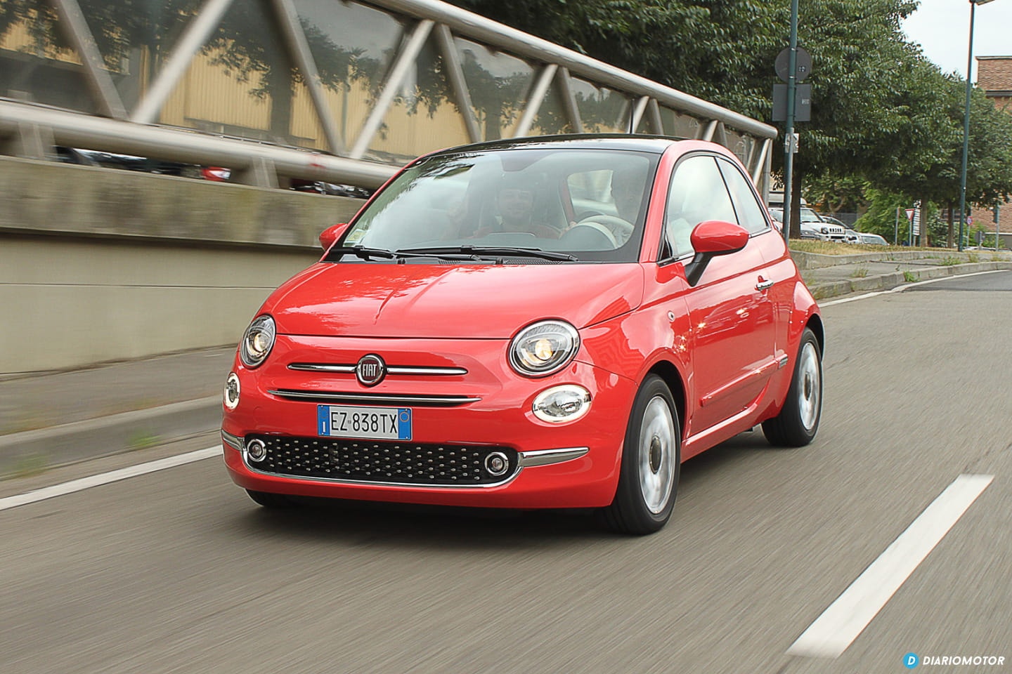 Vista dinámica Fiat 500 en rojo, destacando su diseño compacto y estilizado.