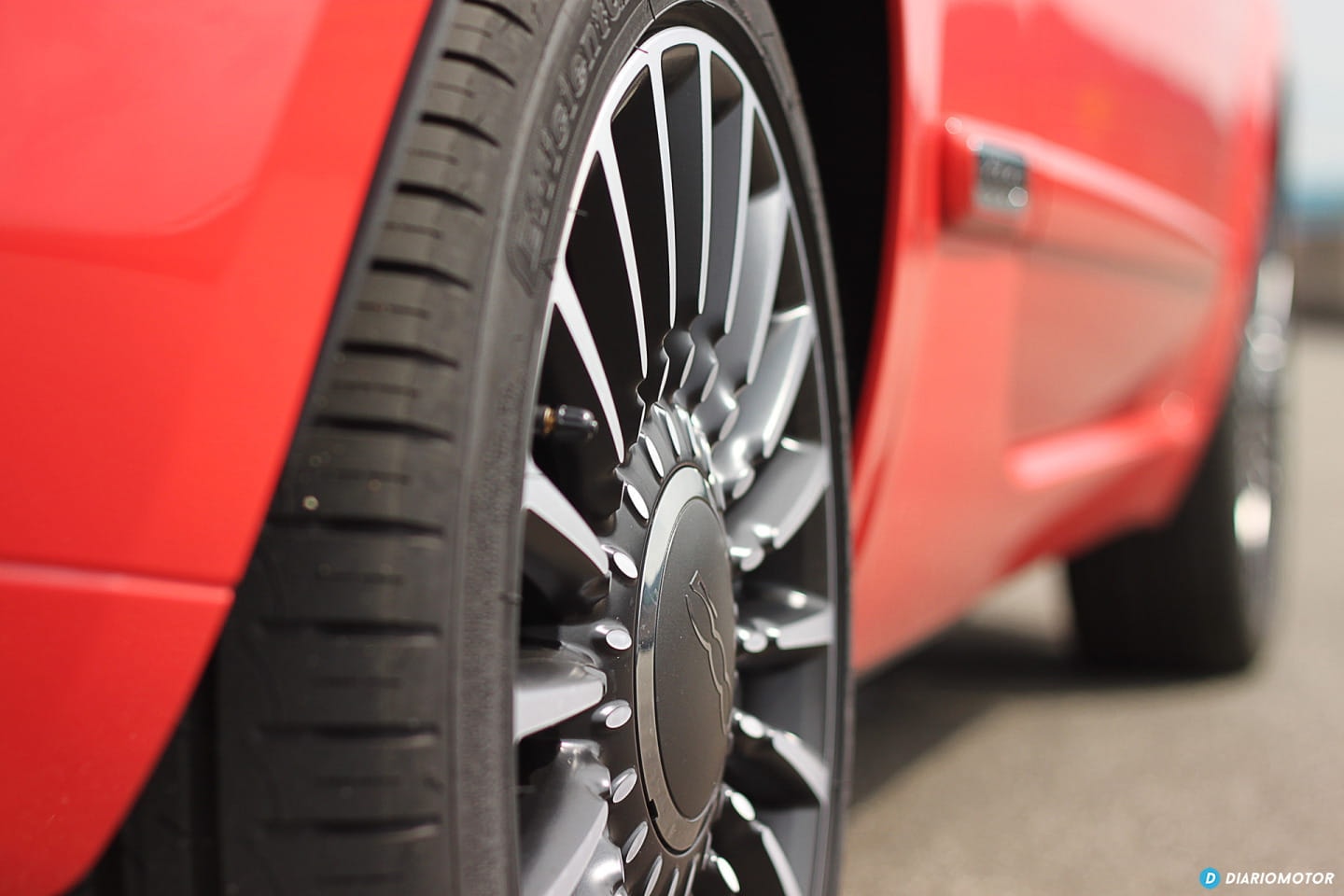 Primer plano de la llanta que muestra el diseño y marca.