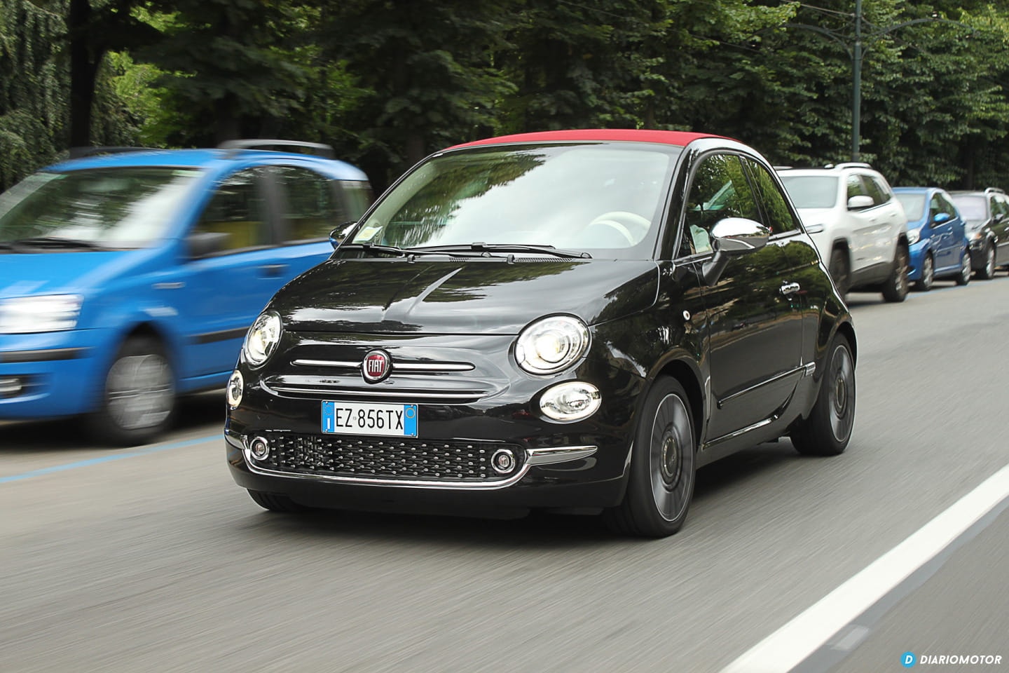 Perfil del Fiat 500 negro con detalle de su diseño frontal en marcha.