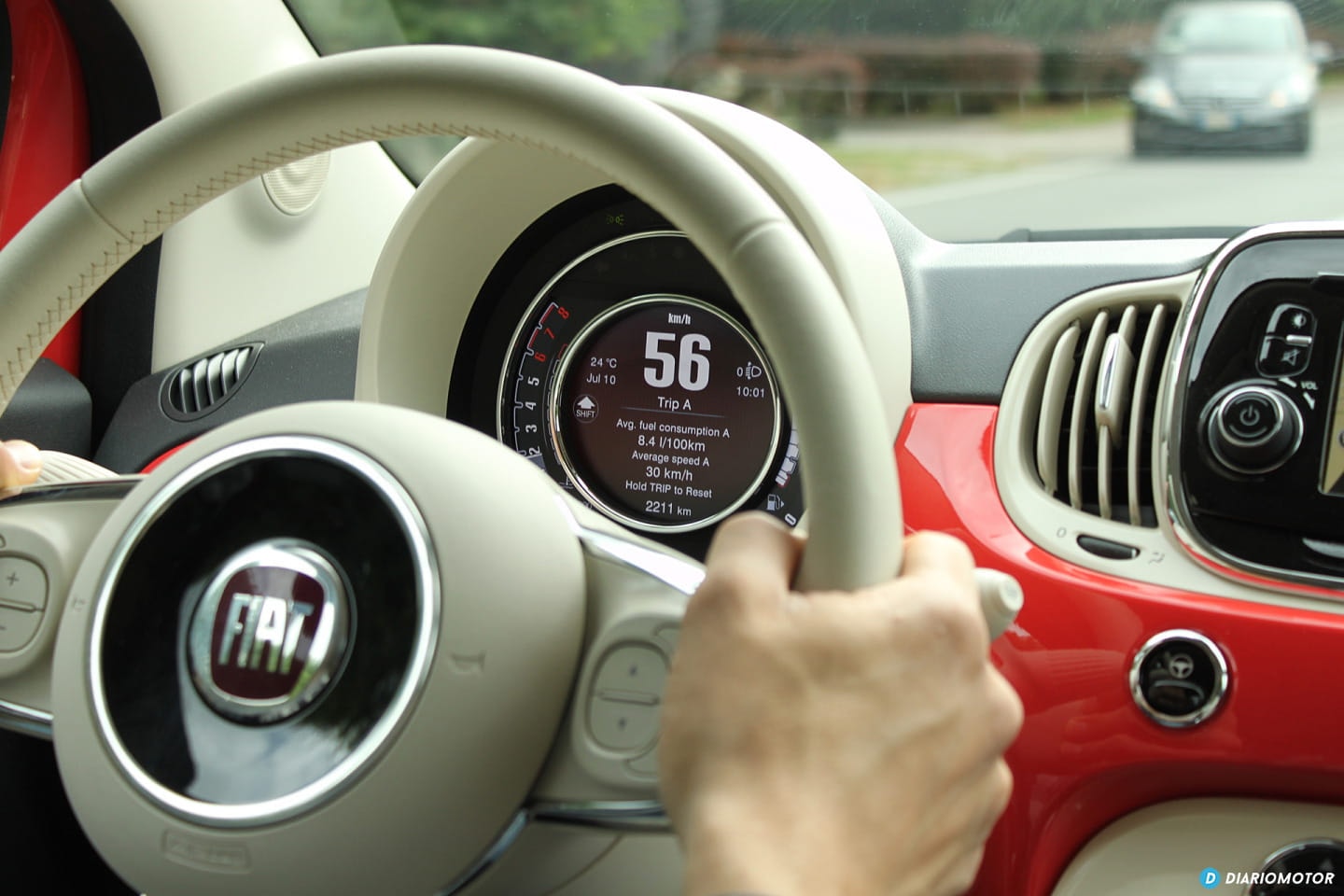 Detalle de la instrumentación y volante del Fiat 500 desde la perspectiva del conductor.