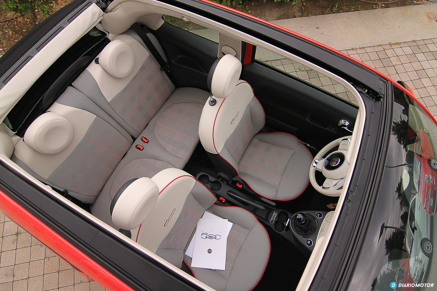 Interior del Fiat 500 visto desde arriba con techo abierto.