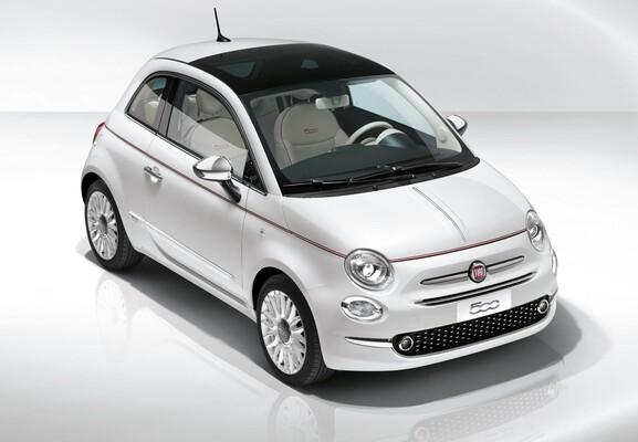 Vista angular delantera del Fiat 500C en estudio, destacando su diseño retro.