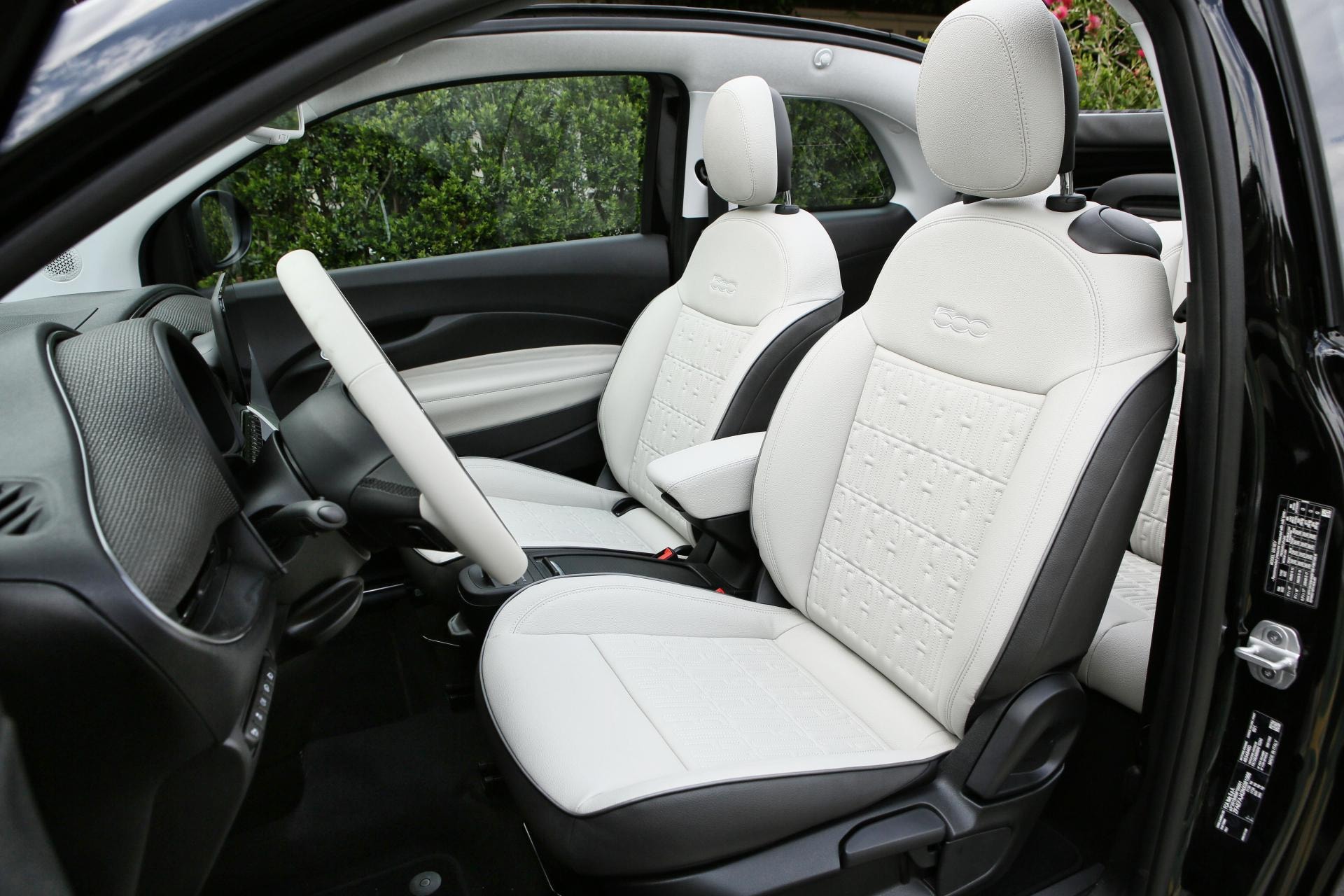 Asientos de cuero con bordado 500 en el respaldo destacan la estética del Fiat 500C.