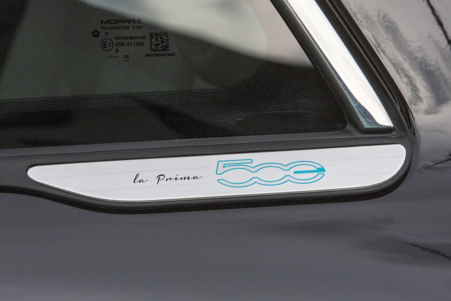 Detalle del emblema 'La Prima' en el Fiat 500C, indicativo de una edición especial.