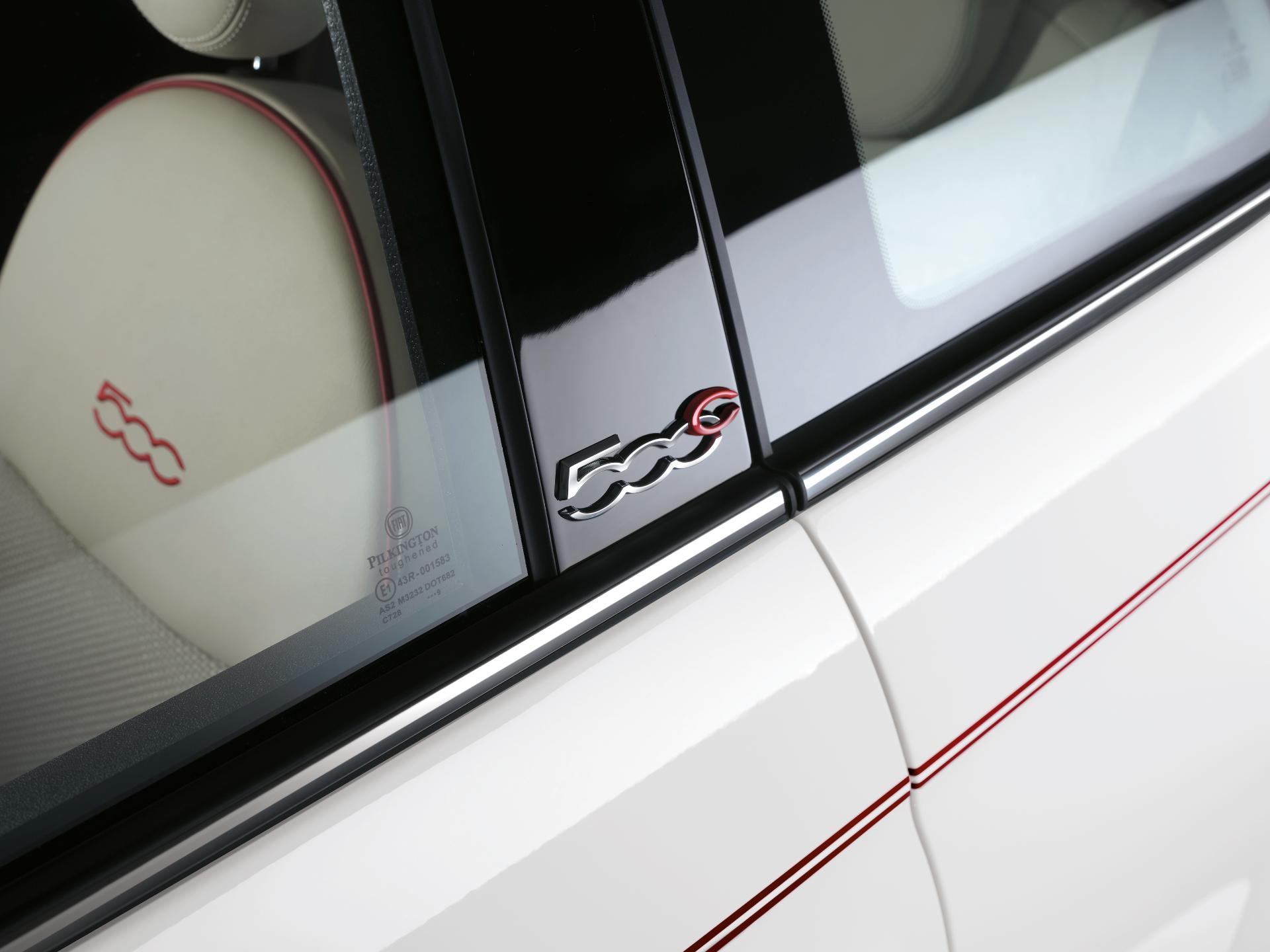 Primer plano de un emblema lateral en el Fiat 500C.