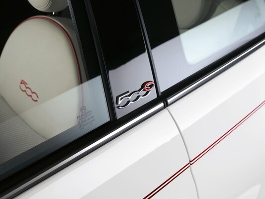 Primer plano de un emblema lateral en el Fiat 500C. Primer plano de un emblema lateral en el Fiat 500C.