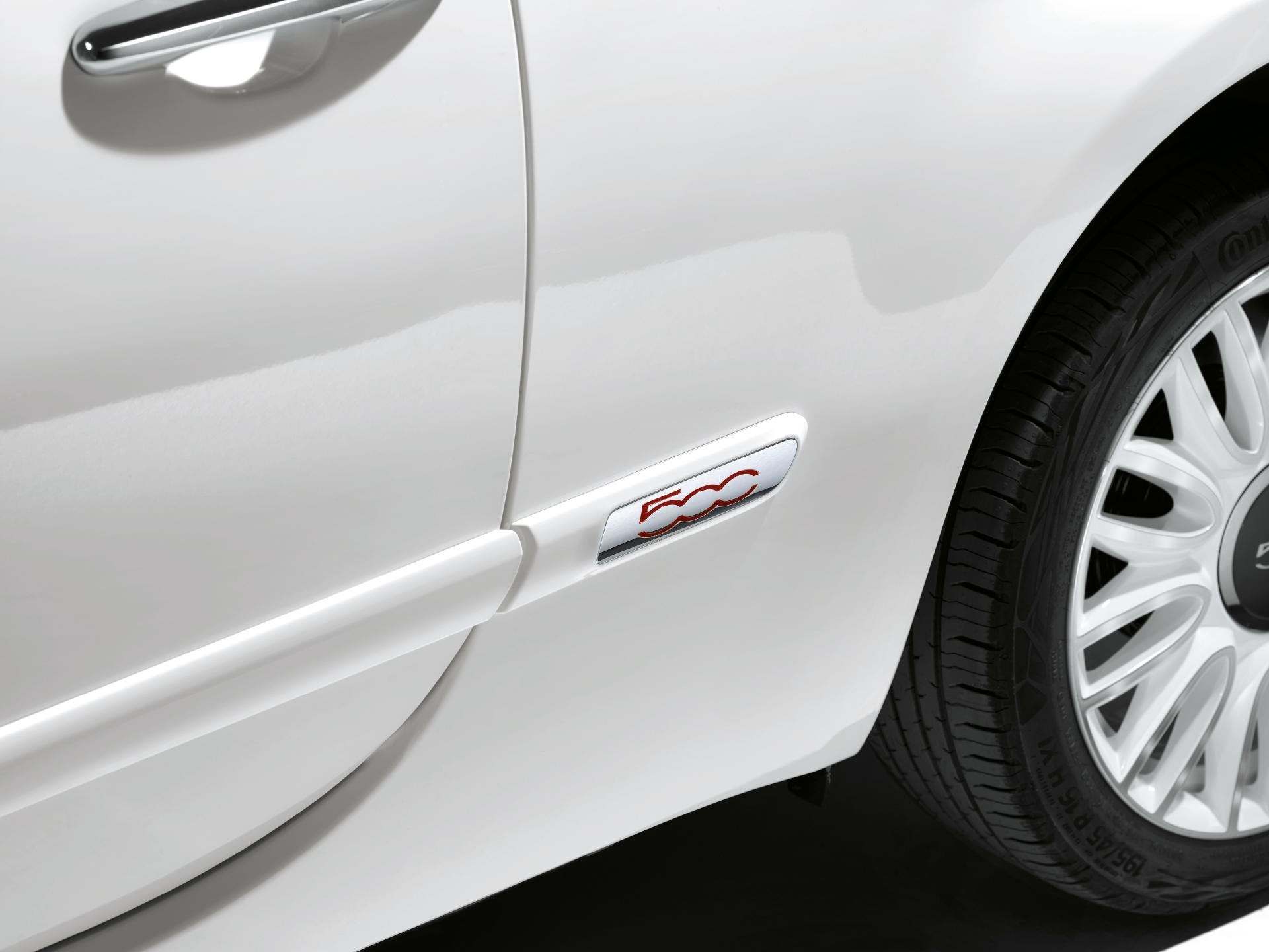 Detalle del emblema lateral en el Fiat 500C.