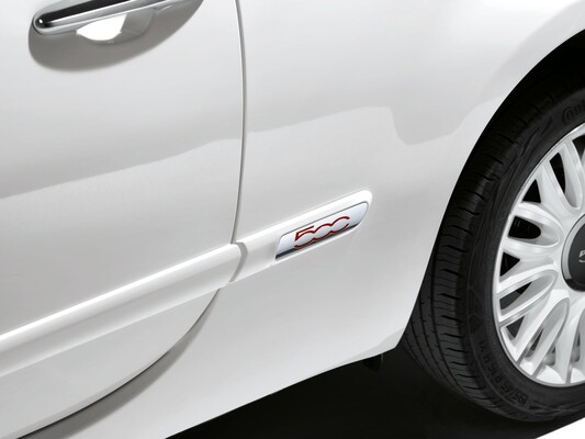 Detalle del emblema lateral en el Fiat 500C. Detalle del emblema lateral en el Fiat 500C.